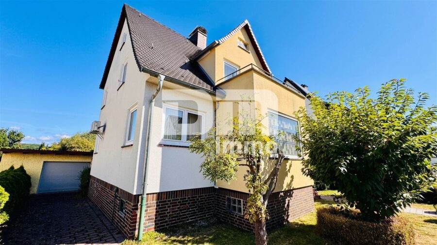 Gepflegtes Einfamilienhaus auf großem Grundstück mit Garage, Terrasse und Balkon - Titel Frontansicht